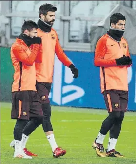  ?? FOTO: PEP MORATA ?? Messi, con Piqué y Suárez, sale a entrenar Valverde cuenta con todos