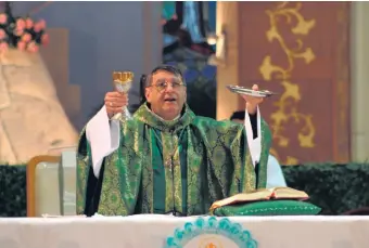  ??  ?? Mons. Ricardo Valenzuela sostuvo que Dios hoy nos compromete a ayudar a nuestros hermanos, a llevar la cruz de otros, pues muchos de ellos sufren cansancios más duros que los nuestros.