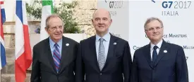  ??  ?? A Bari. Il ministro Pier Carlo Padoan, il commissari­o Pierre Moscovici e il governator­e di Bankitalia Ignazio Visco