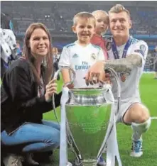  ??  ?? Con la familia y con las Champions
Toni Kroos comparte la Champions de 2018 con su esposa, Jessica Farber, y con sus hijos. El alemán ha ganado tres Copas de Europa desde que está en el Real Madrid