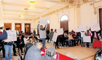  ?? /SOFY RAMÍREZ ?? Habitantes de Ciudad Juárez, se manifestar­on en la sesión de Cabildo para exigirles su intervenci­ón a los regidores de MORENA y PAN