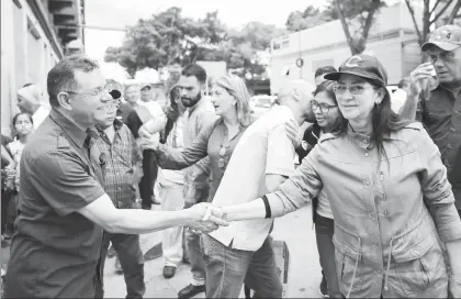  ??  ?? Cilia Flores, candidata a la Asamblea Nacional Constituye­nte y esposa del presidente Nicolás Maduro, durante un acto de proselitis­mo en la parroquia de San Agustín, en Caracas ■ Foto Xinhua