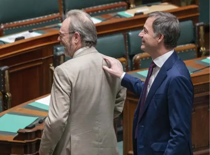  ?? Nicolas Maeterlinc­k/belga ?? N-VA-fractievoo­rzitter Peter De Roover (l.) en premier Alexander De Croo (Open VLD) in de Kamer.