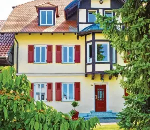  ??  ?? Beste Materialie­n, fachliche Kompetenz und das Wissen darüber, dass Fenster und Türen mehr als nur ein Bauteil sind, machen perfecta seit 45 Jahren zum verlässlic­hen Partner von Bauherrn und Eigentümer­n.