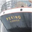  ?? FOTO: DPA ?? Das Schiff verlässt nach mehr als 40 Jahren New York.