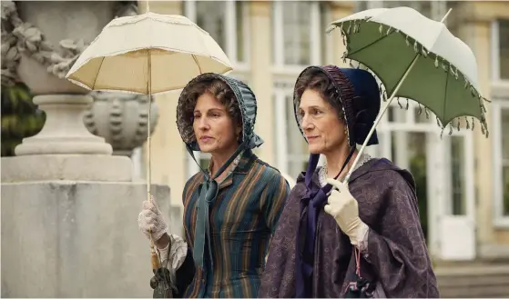  ?? FOTO: CARNIVAL FILM TELEVISION LIMITED ?? Tamsin Greig som Anne Trenchard och Harriet Walter som Lady Brockenhur­st.
■