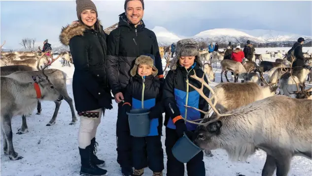  ??  ?? Com Rebeca e os filhos, Bento e Tito, Fernão se diverte nas montanhas norueguesa­s. Formado em Ciências Atuariais, ele divide suas experiênci­as.