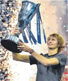  ?? FOTO: AFP ?? Der erste große Pokal: Alexander Zverev ist ergriffen.