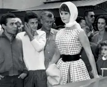  ??  ?? A fianco, la diva Sophia Loren mentre attraversa la Piazzetta di Capri nel 1960 A destra, l’ex first lady Jackie Kennedy nel negozio di Amedeo Canfora in via Camerelle: era il 1968