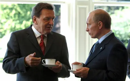  ?? CHRIS YOUNG/AP2005 ?? Schröder with Russian president Vladimir Putin.