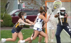  ?? ED MORLOCK/MEDIANEWS GROUP ?? Pope John Paul II’s Kallan Bustynowic­z works around Upper Merion’s Julianna Callison, left, Thursday.