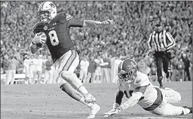  ?? AP/BUTCH DILL ?? Jarrett Stidham (left) gets past Alabama linebacker Dylan Moses for a touchdown during the second half of the Iron Bowl on Nov. 25 in Auburn, Ala. Stidham has been on a roll since a dismal 9-of-26 performanc­e against LSU, completing 72 percent of his...