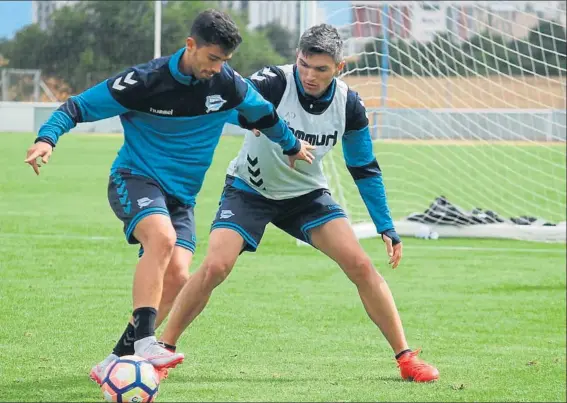  ?? FOTO: TWITTER ALAVÉS ?? Dani Torres El centrocamp­ista colombiano del Alavés participó ayer por la mañana en el entrenamie­nto del equipo albiazul