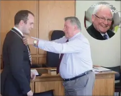  ??  ?? Cllr Timmy Collins handing over the chain of office to Cllr Gearóid Murphy and (inset) the late Cllr Dan Joe Fitzgerald.