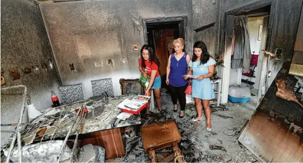  ?? Foto: Silvio Wyszengrad ?? Es fällt ihnen schwer, in die zerstörte Wohnung zurückzuke­hren (von links): Seda, Mutter Esra Pazar und Isik. Viel ist der Familie nach dem Feuer nicht übrig geblieben.