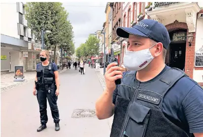  ?? FOTO: NEUBAUER ?? Zwei von zehn Mitarbeite­rn, die für Sicherheit und Ordnung in Grevenbroi­ch sorgen. Seit 2018 ist der OSD personell aufgestock­t worden.