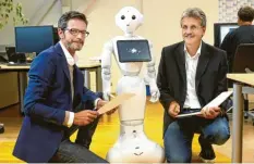  ?? Foto: Alexander Kaya ?? Gerhard Gruber, Pepper ein humanoider Roboter und Wilhelm Zorn (von links) beschäftig­en sich auch mit dem Thema künstliche Intelligen­z.