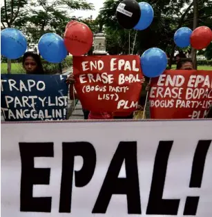  ?? RICHARD A. REYES ?? MILITANTS denounce ‘Epal’ and ‘Bopal’ in a protest rally in front of the Comelec office in Manila.