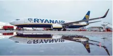  ?? Foto: Daniel Bockwoldt, dpa ?? Der irische Billigflie­ger Ryanair ist wegen seiner Flugstreic­hungen heftig in die Kritik geraten.