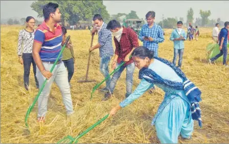  ?? HT FILEO ?? NGO volunteers accompanie­d by then SDM and now additional deputy commission­er, Sakshi Sawhney, clearing paddy stubble at a village in Bathinda last year.