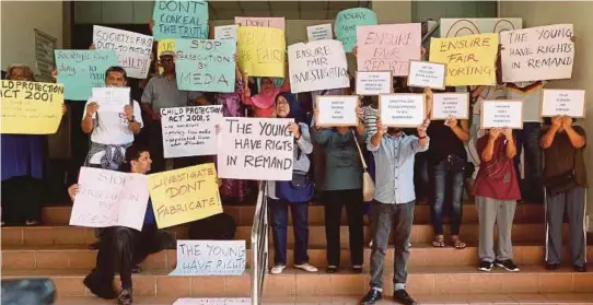  ?? [FOTO MOHAMAD SHAHRIL BADRI SAALI /BH] ?? Ahli keluarga dan NGO yang hadir membantah di pekarangan di Mahkamah Majistret Petaling Jaya, semalam.