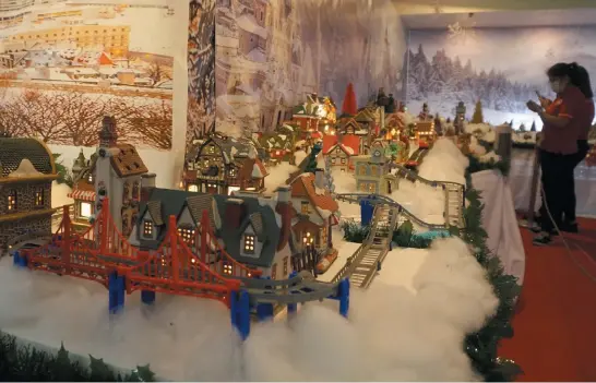  ?? Photo by Roderick Osis ?? INSTAGRAM WORTHY. Baguio City residents can enjoy the miniature European inspired miniature Christmas Village displayed inside a mall along Session Road.