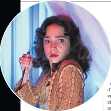  ??  ?? A la foto gran, un fotograma de l’actual ‘Suspiria’. A la petita, un de la de 1977.