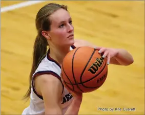  ?? Photo by Kris Everett ?? Sydney Keane and her senior teammates helped the Braves finish off the NE8 slate with a win over Leo Friday.