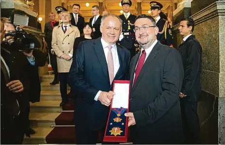  ?? Foto: Michal Sváček, MAFRA ?? Řád bílého dvojkříže Andrej Kiska předal řediteli Národního muzea Michalu Lukešovi Řád bílého dvojkříže druhé třídy.