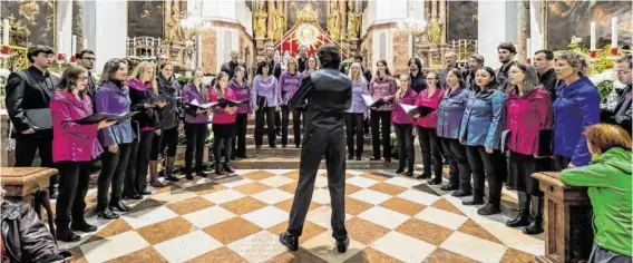  ?? BILD: SN/CHORVERBAN­D SALZBURG/A. MOSER ?? Der Kammerchor KlangsCala ist ebenfalls wieder dabei. Ganz rechts: Ex-Skirennläu­ferin Petra Kronberger.