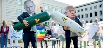  ??  ?? In piazza a Berlino Attivisti anti-nucleari, mascherati da Putin e Trump, durante una manifestaz­ione a Berlino(epa)