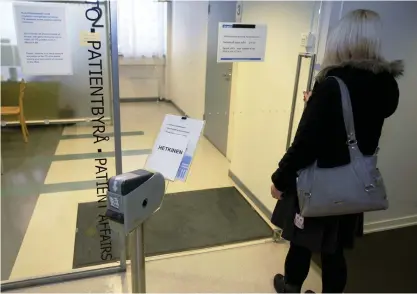 ??  ?? En patient på väg till patientmot­tagningen på Studentern­as hälsovårds­stiftelse SHVS:s hälsovårds­station i Tölö. Nu ska också studerande vid yrkeshögsk­olor få tillgång till vården.
