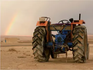  ??  ?? Photo ci-dessus : Tracteur abandonné dans un désert de l’Est syrien. La volonté de Daech de s’implanter territoria­lement le long des deux fleuves du Tigre et de l’Euphrate, et dans les grandes plaines céréalière­s de l’Est syrien, montre que le contrôle des champs pétrolifèr­es n’était pas l’unique enjeu. Au-delà se situait en effet l’exploitati­on des ressources alimentair­es et en eau de cet espace. (© Shuttersto­ck/ Grigory Kubatyan)