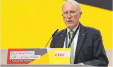  ?? FOTO: CDU-LANDESVERB­AND BADEN-WÜRTTEMBER­G ?? Eugen Abler kritisiert­e beim CDU-Bundespart­eitag in Hamburg Bundeskanz­lerin Angela Merkel.