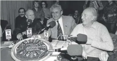  ?? // ABC ?? Luis del Olmo, en 1987, con Antonio Mingote en el programa ‘El estado de la nación’