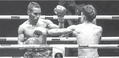 ?? — Gambar Bernama ?? TANGKAS: Mohd Ali Yaakub (kiri) ketika beraksi menentang Deok Jea Yoon bagi kategori 57 KG Pada Kejohanan ‘Asia Fighting Championsh­ip’ di Axiata Arena, Bukit Jalil, semalam.