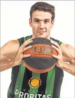  ??  ?? Xabi López-Arostegui posa con la camiseta de su club, el Joventut.