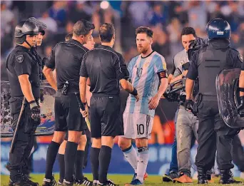  ?? AFP ?? Leo Messi litiga con il guardaline­e Marcelo Vangasse alla fine della partita dell’Argentina con il Cile