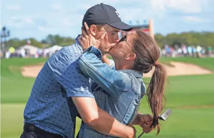  ?? DANIEL DUNN/USA TODAY SPORTS ?? Jordan Spieth and wife Annie Verret celebrate after the 27-year-old ended a four-year pro tour winless drought by capturing the title in the Valero Texas Open on the PGA Tour.