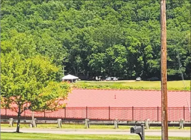  ?? Ethan Fry / Hearst Connecticu­t Media ?? State police dive teams search a pond in Avon on Wednesday as part of the investigat­ion into Jennifer Dulos’ disappeara­nce. The Avon Self Storage facility is located in the foreground.