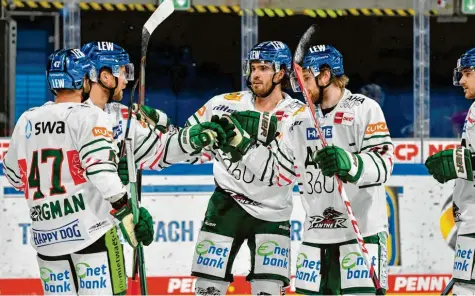  ?? Foto: Thorsten Schönberge­r ?? Der Torschütze Brad McClure (Zweiter von links) im Kreis der neuen Mannschaft­skollegen: Wade Bergman, Michael Clarke, Spencer Abbott und David Stieler (von links) freu‰ en sich mit dem Kanadier über einen seiner beiden Treffer.