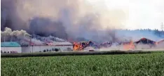  ??  ?? Die Zerstörung der landwirtsc­haftlichen Hallen konnte nicht verhindert werden, aber das Übergreife­n auf die Biogasanla­ge. Landwirte halfen dabei, Wasser zu bringen.