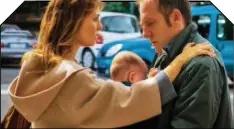  ??  ?? DOPO IL BEBÈ, L’INTESA VACILLA Paola Cortellesi e Valerio Mastandrea nel film Figli, dove sono una coppia affiatata che vacilla dopo la nascita del piccolo Pietro.