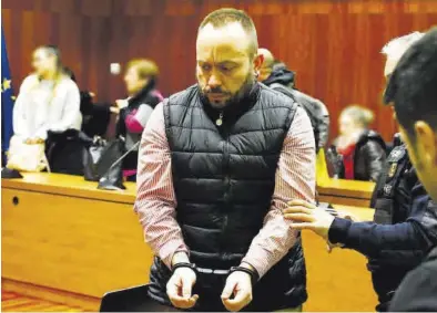  ?? JAIME GALINDO ?? Juan Andrés Gilgado León, ayer, tras conocer el resultado del veredicto en la Audiencia Provincial de Zaragoza.