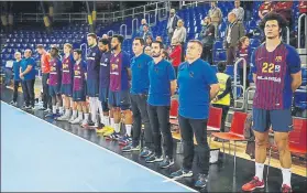  ??  ?? Minuto de silencio en el Palau Blaugrana antes del Barça-Teucro de balonmano FOTO: PEP MORATA