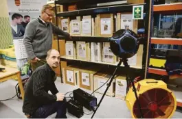  ??  ?? LYD: Laerer Konrad Jacob demonstrer­er lydtesting­sutstyr i fagskolens nye lab. Bent Risnes fra Hunton står bak.