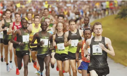  ?? AP PHOTOS ?? BEACH FOR THE STARS: Above, eventual champion Jake Robertson of New Zealand (4) leads the field of the 21st annual Beach to Beacon 10K in Cape Elizabeth, Maine. Below, Stephan Sambu of Kenya takes second just ahead of Maine resident Ben True, and women’s winner Sandrafeli­s Chebet Tuei (102) runs with fellow Kenyan Kamulu Kaveke (105) and American Emily Sisson.