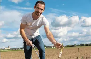  ?? | PHOTO : RLPHOTOGRA­PHIE/FLEURON D’ANJOU ?? Simon Battais : « L’asperge se récolte à la main avec une gouge. »