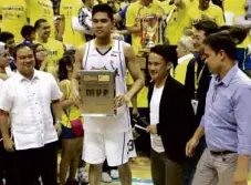  ??  ?? FINALS MVP Talk ‘N Text stalwart Ranidel de Ocampo shows his trophy for winning the Holcim-PBA Press Corps (PBAPC) Finals MVP award of the Tropang Texters’ recent Commission­er’s Cup title series with Rain or Shine. De Ocampo is shown with Holcim VP...