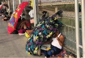  ?? CAROLINA GARZA ?? Son unos 15 migrantes cuyo deseo es tener refugio en Estados Unidos.